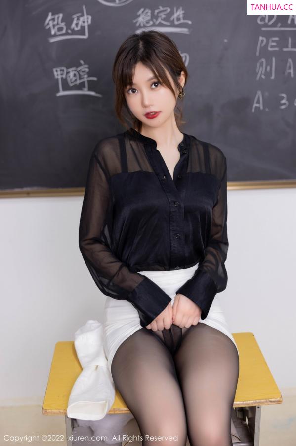綺裡嘉 绮里嘉 [XiuRen]高清写真图 2022.12.16 No.6008 绮里嘉ula 制服短裙第26张图片